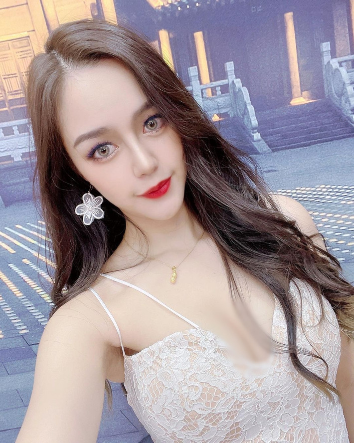 Hot girl con lai Penny Chu hiện đang sống và làm việc tại Đài Loan. Cô nàng mang hai dòng máu Nga và Trung Quốc, nổi tiếng với vẻ đẹp sắc sảo, quyến rũ khó cưỡng.