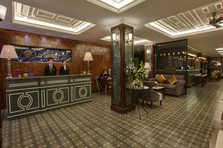 Quầy tiếp tân của khách sạn Hanoi La Siesta Hotel and Spa khá sang chảnh.