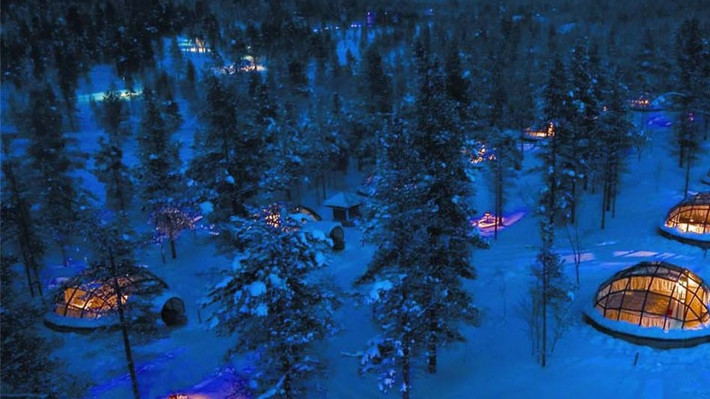 4. Kakslauttanen Igloo Village, Phần Lan: Mô phỏng theo kiến trúc nhà tạm trú của người Eskimo (còn gọi là Igloo), khách sạn Kakslauttanen Igloo Village được thiết kế hình vòm với lỗ thông hơi và cửa ra vào nhỏ. Tại đây, có nhiều loại phòng cho khách lựa chọn, bao gồm phòng cao cấp, phòng “đào vàng” với phong cách kiến trúc như phòng khách của ông già Noel.