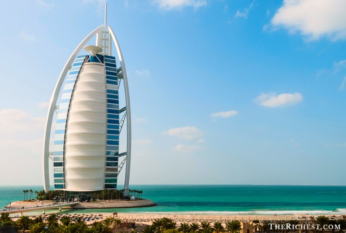 1. Burj Al Arab Jumeirah, Dubai: Khách sạn sang trọng Burj Al Arab, với hình dạng cánh buồm, biểu tượng nổi tiếng của Dubai, là khách sạn 7 sao duy nhất trên thế giới với sự xa hoa khó tưởng tượng. Thực sự nơi đây chỉ dành cho những người giàu có bởi một đêm ở Burj Al Arab Jumeirah lên tới hơn 2.500 USD và giá này chưa có đồ ăn và các hoạt động bổ sung.