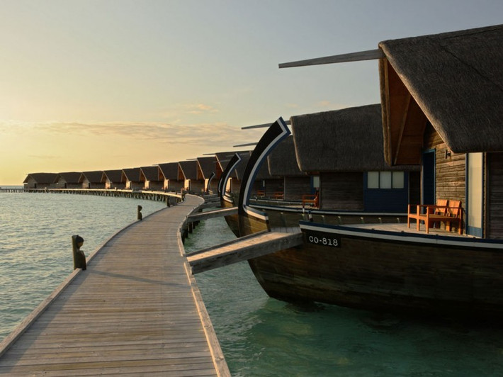 2. Cocoa Island, Maldives: Cocoa Island được đánh giá là khu nghỉ mát sang trọng nhất ở Maldives. Hầu hết các phòng của resort đều được lấy cảm hứng duy thiết kế từ thuyền Dhoni – phương tiện sử dụng chủ yếu của các ngư dân địa phương ở Maldives. Đặc biệt hầu hết các phòng của Cocoa Island Resort đều thiết kế hướng biển và có thể nhìn thấy được đường chân trời. Giá một đêm nghỉ dưỡng tại đây ít nhất là 1.100 USD/đêm.