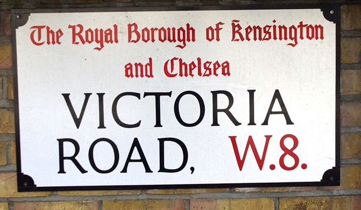 Đường Victoria ở Kensington được nhận định là khu phố giàu nhất nước Anh bởi nó tập trung nhiều biệt thự siêu sang của những bậc vương giả và giới nhà giàu.