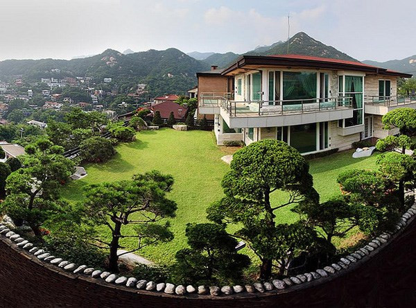 Nằm dưới chân núi Bukhan, khu phố nhà giàu Hàn Quốc Pyeongchang-dong là nơi sinh sống của những người giàu có nhất xứ sở Kim Chi gồm các chính trị gia, doanh nhân, nghệ sĩ...