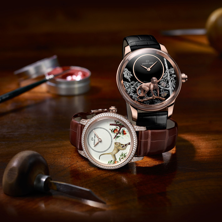 Jaquet Droz: Mẫu đồng hồ sở hữu một mặt số ấn tượng với bề mặt sơn mài đen, đá onyx, vàng và xà cừ. Mặt đồng hồ là hình một chú khỉ được chạm khắc thủ công tinh tế từ vàng hồng. Đồng hồ có giới hạn chế tác 28 chiếc.