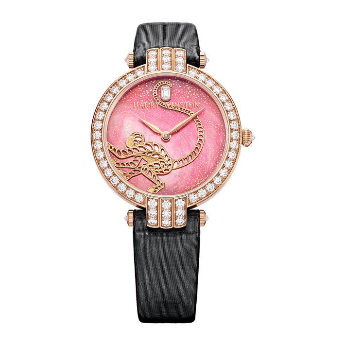Harry Winston: Nằm trong bộ sưu tập Premier Collection, mẫu đồng hồ này có mặt số được tạo hình và trang trí bởi một chú khỉ bằng vàng hồng thiết kế vô cùng tinh xảo. Đuôi chú khỉ quấn quanh một viên kim cương. Đồng hồ gồm 186 chi tiết và sản xuất giới hạn với 8 chiếc.