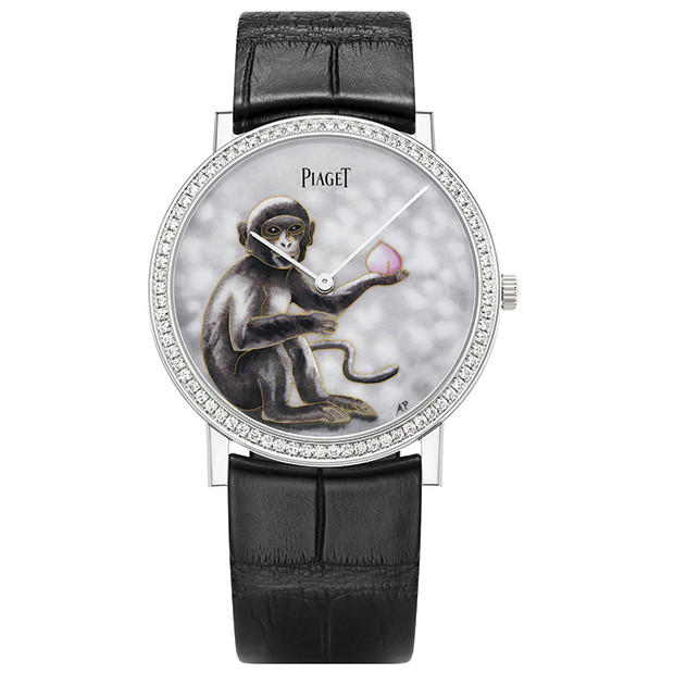 Mừng năm Bính Thân 2016, hãng đồng hồ cao cấp Piaget đã tung ra thiết kế đặc biệt với bề mặt mang hình ảnh chú khỉ đặc trưng văn hóa châu Á. Bề mặt đồng hồ mang tên Piaget Altiplano khắc họa hình chú khỉ đang vui vẻ cầm quả đào, đây là hình ảnh quen thuộc trong chuyện dân gian Trung Hoa cũng như văn hóa Á Đông.
