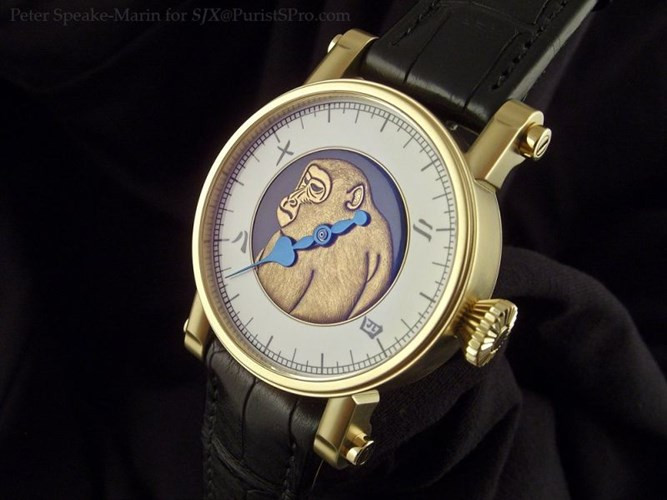 Đồng hồ Speake Marin Shimoda Majestic Monkey có vỏ bằng vàng hồng. Hình khỉ trên mặt đồng hồ được chế tác bằng nghệ thuật sơn mài Nhật Bản (Maki-e).