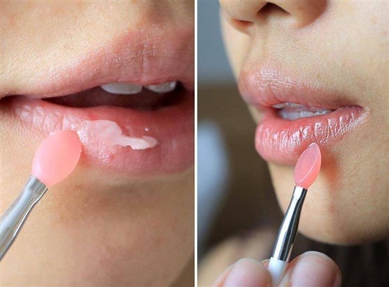 Nổi tiếng nhất phải kể đến dòng mặt nạ ngủ cho môi của một hãng mỹ phẩm Hàn Quốc. Đây cũng là sản phẩm bán chạy với mức giá không hề rẻ, khoảng 450.000 đồng cho một hũ 20g.