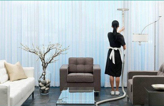 Người giúp việc: Mỗi dịp tết Nguyên Đán, nhiều gia đình khá giả ở thành phố phải chấp nhận thuê người giúp việc với giá khá “chát”. Những người giúp việc ngày Tết được nhận khoản lương khá hậu hĩnh nhưng đổi lại, họ phải chấp nhận đón năm mới xa gia đình. Tuy tiền công được trả rất cao so với ngày thường nhưng công việc của họ vào những ngày này cũng rất vất vả.