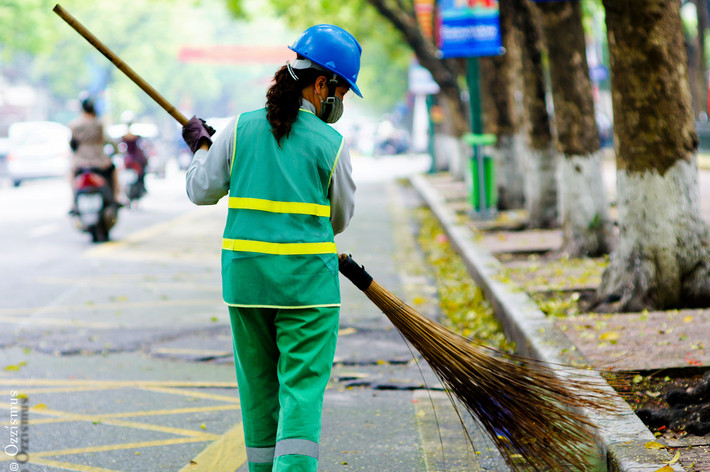 Công nhân dọn vệ sinh: Không được nghỉ Tết, thậm chí ngày Tết còn là giờ cao điểm của những công nhân dọn vệ sinh. Đón Tết ngoài đường đã quá quen với họ từ khi bắt đầu làm nghề. Sau giao thừa, rác lại phủ kín đường phố và lúc này công việc của họ mới thực sự bắt đầu.