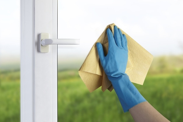 4. Lau gương, cửa sổ là một việc rất cần thiết để tân trang lại ngôi nhà của bạn thời điểm cận kề năm mới.