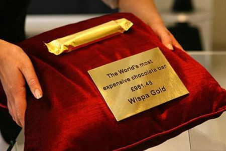 5. Thanh chocolate Wispa Gold – 1.628 USD: Sản phẩm do hãng bánh kẹo Cadbury, Anh sản xuất vào năm 2007. Wispa Gold là một thanh chocolate phủ vàng lá nguyên chất có thể ăn được và bọc trong bao bì mạ vàng. Giá một thanh Wispa Gold khoảng 1.628 USD.