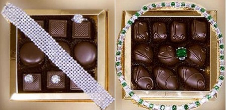 1. Le Chocolate, giá 1,5 triệu USD: Loại socola Valentine 2016 độc đáo này do hãng đá quý danh tiếng Simons Jewelers thiết kế nhằm làm hài lòng những thực khách yêu socola và thích sự sang trọng, đẳng cấp. Bên trong chiếc hộp là những miếng kẹo ngon nhất của hãng Lake Forest gắn thêm một số trang sức như vòng cổ, bông tai, nhẫn đính kim cương, ngọc lục bảo và ngọc bích. Đây thực sự là món quà Valentine cực độc và đắt.