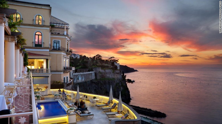 3. Bellevue Syrene tại Sorrento, Ý: Là khách sạn 5 sao, Bellevue Syrene đứng thứ 3 trong danh sách khách sạn tốt nhất toàn cầu. Sân thượng của khách sạn nhìn ra vịnh Naples tuyệt đẹp.
