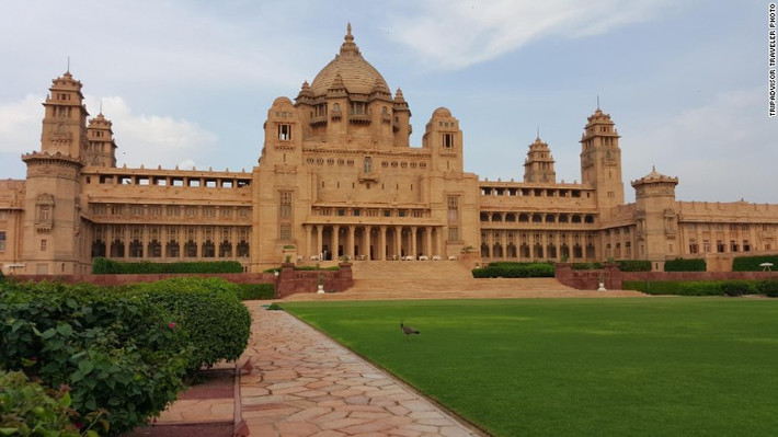 Trip Advisor xếp hạng khách sạn tốt nhất thế giới là Umaid Bhawan Palace Johpur ở Ấn Độ: Được xây dựng giữa năm 1928-1943 cho vua Maharaja Umaid Singh, trước đó, Umaid Bhawan Palace Johpur là cung điện Jodhpur, bây giờ là nhà khách sạn.