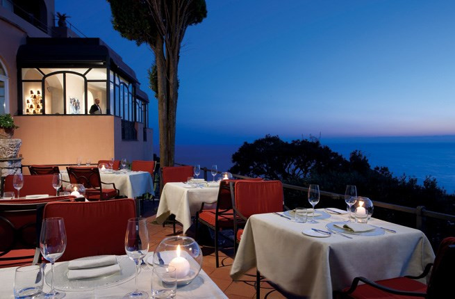 Punta Tragara là khách sạn nổi tiếng cho những cặp yêu nhau ở Italy. Nó có 2 hồ bơi, nhà hàng phục vụ đồ ăn với phong cách ẩm thực pha trộn giữa phong cách vùng Capri và Napoli. Tuy ít có sự riêng tư bởi khách sạn luôn được đặt phòng kín các ngày nhưng cảnh quan lãng mạn tuyệt đẹp nơi đây vẫn hấp dẫn các cặp tình nhân vào ngày lễ Valentine.