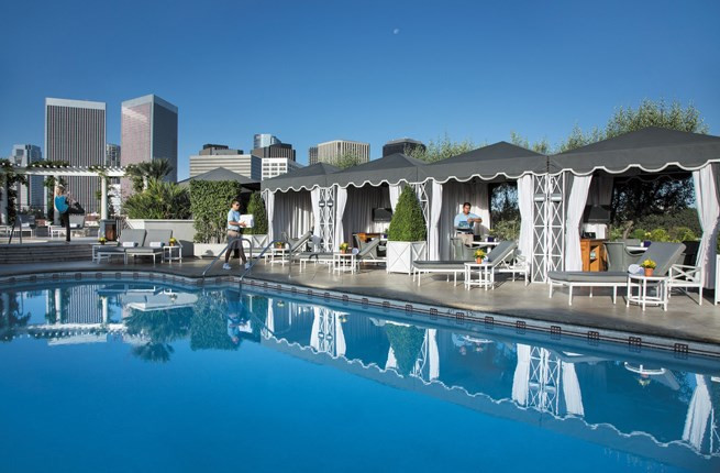 Khách sạn The Peninsula Beverly Hill, Mỹ: Đây là khách sạn được những ngôi sao Hollywood và ngay cả những người nổi tiếng khó tính nhất thường xuyên lui tới. Tại đây, nơi đây thu hút các cặp tình nhân với hồ bơi trên sân thượng, quầy bar sang trọng, khu mua sắm cao cấp.