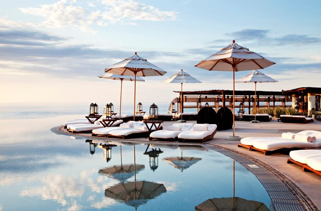 Để đáp ứng nhu cầu của những đôi uyên ương, khách sạn Las Ventanas al Paraíso (Mexico) cung cấp nhiều gói dịch vụ phục vụ đám cưới, lễ đính hôn hay ngày lễ Tình nhân với kịch bản lãng mạn hoàn hảo. Khung cảnh mơ mộng ở đây sẽ giúp các đôi tình nhân có được kỷ niệm khó quên trong đời.