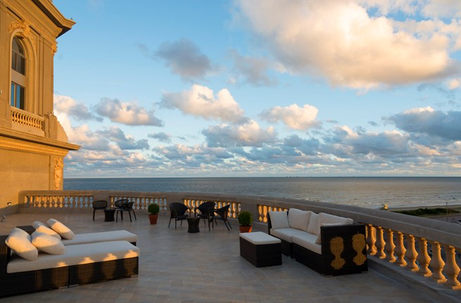 Khách sạn cho Valentine Sofitel Montevideo Carrasco Casino & Spa, Uruguay: Tại đây, các cặp tình nhân có thể đón Valentine một cách lãng mạn bằng cách nằm dài trên ban công hướng ra biển, đón ánh bình minh và hoàng hôn thanh bình. Khách sạn không chỉ có nhiều phòng ngủ hiện đại, trang nhã mà còn cung cấp một sòng bạc, nhà hàng và quán bar.