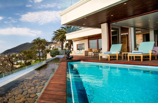 Ellerman House ở Cape Town (Nam Phi) là một khu nghỉ dưỡng riêng tư bên bờ biển, địa điểm lãng mạn cho các cặp đôi nghỉ dưỡng dịp Valentine. Khách sạn chỉ nhận số lượng khách hạn chế để đảm bảo phục vụ được chu đáo nhất. Mỗi biệt thự ở đây có 2 phòng khách, 2 phòng ăn với các đầu bếp chuyên nghiệp luôn sẵn sàng chế biến theo yêu cầu, một spa thư giãn và một quầy bar.