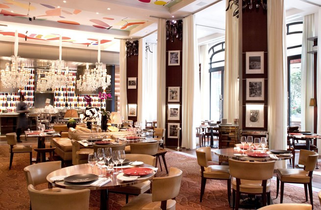 Khách sạn Le Royal Monceau – Raffles Paris: Đây là một khách sạn Pháp tuyệt đẹp kết hợp những chi tiết kiến trục nội thất thanh lịch vượt thời gian. Khách sạn có 85 phòng, 64 dãy phòng cho các cặp tình nhân lựa chọn trong dịp lễ Valentine ngọt ngào.