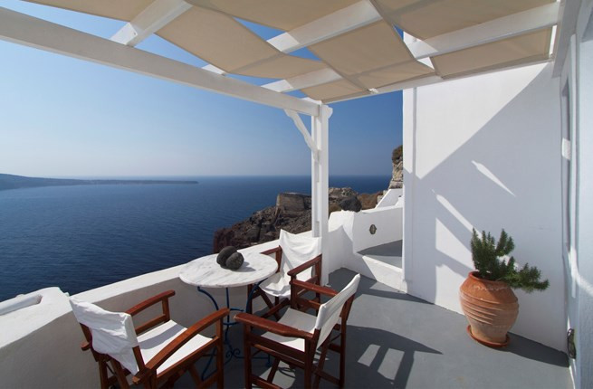 Esperas Hotel tại đảo Santorini (Hy Lạp) được đánh giá là một trong những khách sạn lãng mạn nhất thế giới dành cho ngày lễ Valentine. Từ ban công của khách sạn, bạn có thể chiêm ngưỡng ánh hoàng hôn huy hoàng. Đôi tình nhân có thể nhâm nhi ly rượu vang bên ánh nến, thưởng thức các món hải sản tươi sống vùng Địa Trung Hải tại nhà hàng sang trọng bậc nhất.