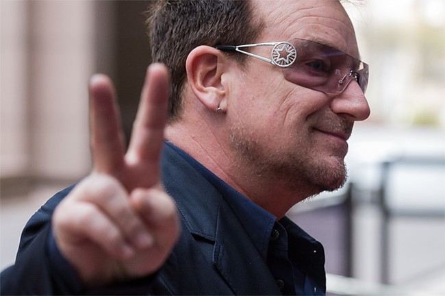 Nam ca sĩ Bono cũng thuê chuyên cơ riêng để tới tham sự diễn đàn này.
