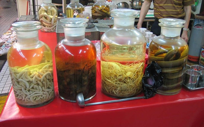 Rắn thường được sử dụng để ngâm rượu để uống. Rượu rắn được người dân Trung Quốc tin rằng có tác dụng bổ dương tráng thận, tăng cường sinh lực cho nam giới.