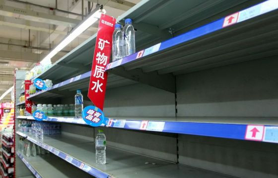 Nước đóng chai được bán hết sạch ở nhiều cửa hàng tại TP Hàng Châu.