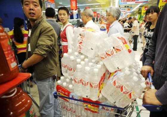Nguyên nhân khiến người dân đổ xô đi mua nước này là do một tai nạn giao thông đã làm 20 tấn hóa chất độc hại đổ xuống sông Tân An, gần thành phố trên, làm ảnh hưởng đến nguồn nước uống của hàng trăm ngàn người dân.