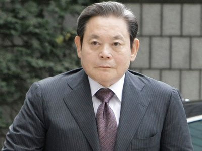 Người giàu nhất Hàn Quốc Lee Kun-Hee; Tài sản ròng: 9,1 tỷ USD; Xếp hạng Forbes: 116. Ông Lee Kun-Hee là Chủ tịch của Samsung, tập đoàn đang nắm giữ chiếm khoảng một phần tư tổng GDP 1.400 tỷ USD của Hàn Quốc, theo Forbes. Sau khi phải nhập viện do một cơn đau tim vào năm 2014, Chủ tịch Lee đã bắt đầu lên kế hoạch thừa kế công ty cho con trai, Jay Y. Lee.