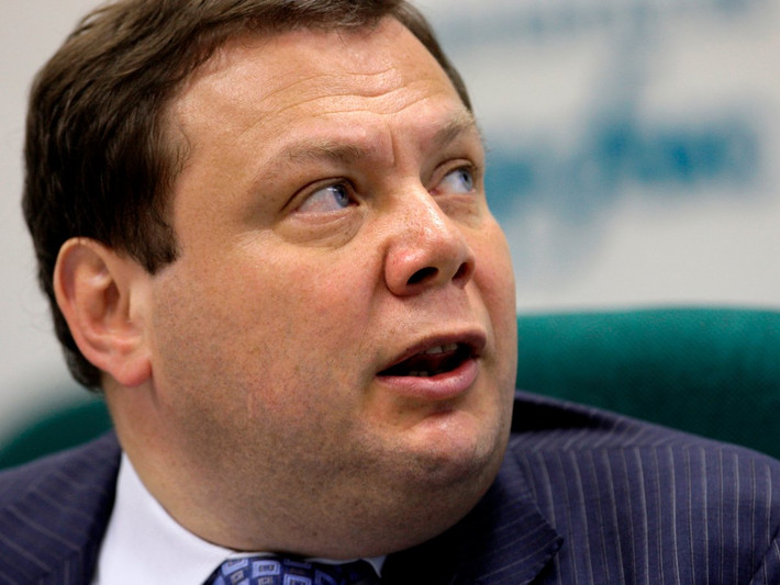 Người giàu nhất Nga Mikhail Fridman; Tài sản ròng: 12,9 tỷ USD; Xếp hạng Forbes: 67. "Ông trùm" Mikhail Fridman là người đồng kiểm soát Alfa Group, tập đoàn đầu tư tài chính và công nghiệp lớn nhất của Nga, cùng với tỷ phú Đức Khan và Alexei Kuzmichev.