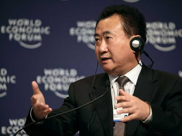 Người giàu nhất Trung Quốc Wang Jianlin; Tài sản ròng: 24,4 tỷ USD; Xếp hạng Forbes: 22. Tập đoàn bất động sản Dalian Wanda của tỷ phú Wang Jianlin sở hữu 125 trung tâm mua sắm, 68 khách sạn năm sao, và một trong những chuỗi rạp chiếu phim lớn nhất của Trung Quốc, Wanda Line Cinema.