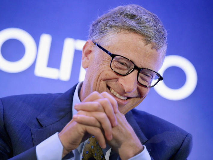 Người giàu nhất nước Mỹ Bill Gates; Tài sản ròng: 76,4 tỷ USD; Xếp hạng Forbes: 1. Người đàn ông giàu nhất ở Mỹ thậm chí chưa từng tốt nghiệp đại học. Gates bỏ học Đại học Harvard để theo đuổi giấc mơ Microsoft và ông đã thành công lớn.