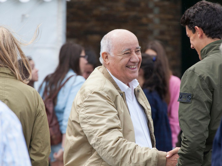 Người giàu nhất Tây Ban Nha Amancio Ortega; Tài sản ròng: 67,1 tỷ USD; Xếp hạng Forbes: 2. Tỷ phú Amancio Ortego là người đồng sáng lập Zara với vợ cũ Rosalia Mera vào năm 1975. Ngoài bán lẻ, ông còn đầu tư tiền vào bất động sản ở nhiều thành phố lớn gồm cả Madrid, Barcelona, London, Chicago, Miami và New York.