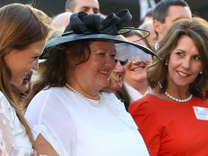 Người giàu nhất Australia Gina Rinehart; Tài sản ròng: 8,3 tỷ USD; Xếp hạng Forbes: 136. Gina Rinehart được thừa kế lại khối tài sản khổng lồ của công ty khai khoáng Hancock Prospecting từ cha mình. Với vai trò là chủ tịch của Hancock Prospecting, Gina không ngừng mở rộng công ty. Tháng 3/2014, bà đã mua lại một trong những mỏ quặng sắt lớn nhất thế giới, Roy Hill, theo Forbes.