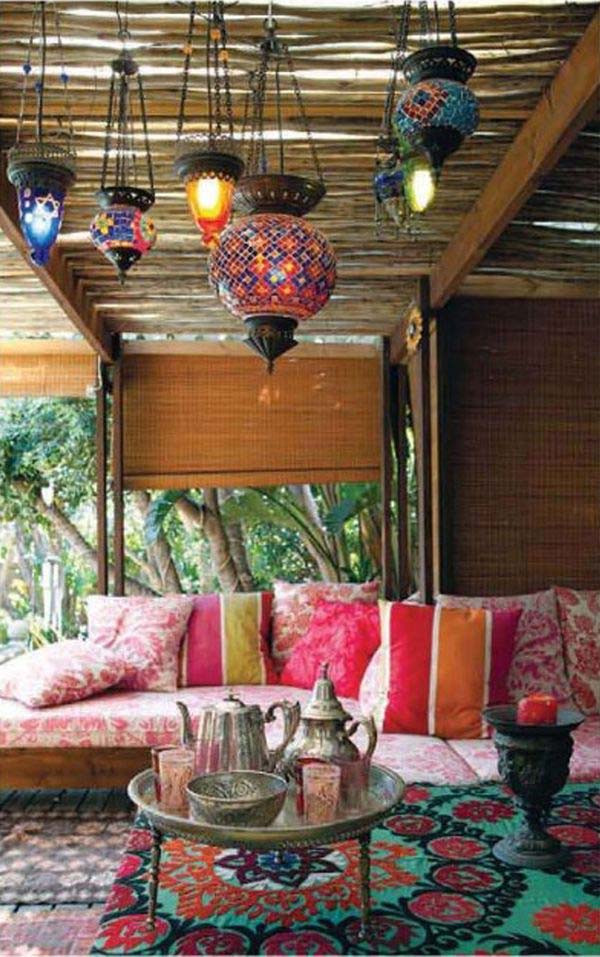 Đèn màu sắc giúp không gian sinh động hơn.