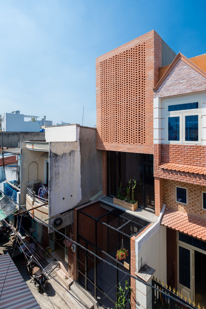Wasp House là một ngôi nhà tường gạch thô nhỏ với diện tích 3,5mx7m, tại quận Bình Tân, TP HCM.