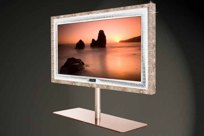 1. Stuart Hughes Prestige HD Supreme Rose Edition, giá 2,25 triệu USD: Đây là chiếc Tivi đắt nhất thế giới với màn hình HD 55 inch. Sở dĩ nó đắt như vậy là bởi nó sở hữu khung ngoài được làm từ 28 kg vàng cứng màu hồng loại 18 carat và được trang trí bởi 72 viên kim cương loại 1 carat được cắt rất tinh xảo. Phần còn lại của khung được phủ bằng đá thạch anh tím và đá mặt trời. Gờ để lắp màn hình Tivi được làm từ miếng da cá sấu khâu bằng tay.