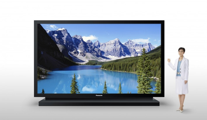 5. Panasonic 152-Inch Plasma TV, giá 500.000 USD: Điều khiến chiếc Tivi trở nên đặc biệt chính là bởi trọng lượng và kích cỡ khổng lồ của nó. Chiếc Tivi này nặng tới hơn 572 kg và màn hình rộng 152 inch. Nó phù hợp với giới nhà giàu hoặc doanh nghiệp. Chiếc Tivi 3D này có độ phân giải 4K nên có độ sắc nét gấp 4 lần Tivi thông thường, khiến người xem có những trải nghiệm tuyệt vời.