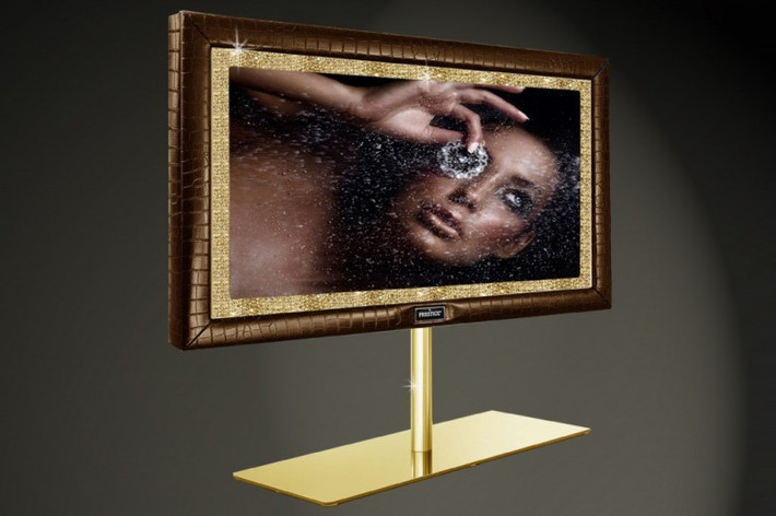 3. Stuart Hughes Prestige HD Supreme Edition, giá 1,5 triệu USD: Chiếc Tivi này sở hữu rất nhiều tính năng và tiện ích hiện đại. Khung và đế của nó được làm từ 19 kg vàng và 48 viên kim cương và được khảm bằng đá hoàng ngọc và nhiều loại đá quý khác. Chiếc Tivi có màn hình 55 inch này mang đến cho người xem trải nghiệm rất tuyệt vời dù xem bất kỳ chương trình nào.