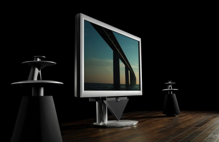 8. Beovision 4-103 TV by Bang & Olufsen, giá 135.000 USD: Chiếc Tivi “khổng lồ” này có màn hình rộng 103 inch. Khi bạn bật Tivi lên nó sẽ tự động điều chỉnh độ cao của màn hình phù hợp với tầm nhìn lý tưởng của bạn và sau đó 2 chiếc loa có kích thước 10 inch “xuất hiện” từ phía sau và di chuyển đến độ cao phù hợp với màn hình.