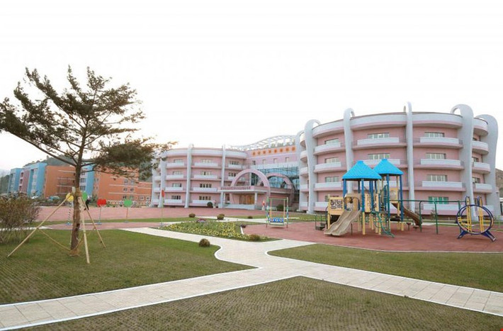 Khung cảnh bên ngoài trại trẻ mồ côi Wonsan.