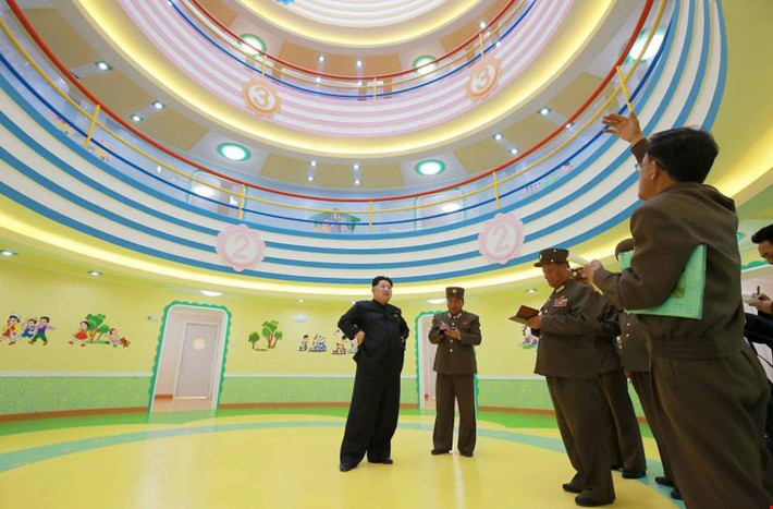 Lãnh đạo Kim Jong-un đang chỉ đạo cho các cán bộ chịu trách nhiệm xây dựng nhà trẻ mồ côi Wonsan.