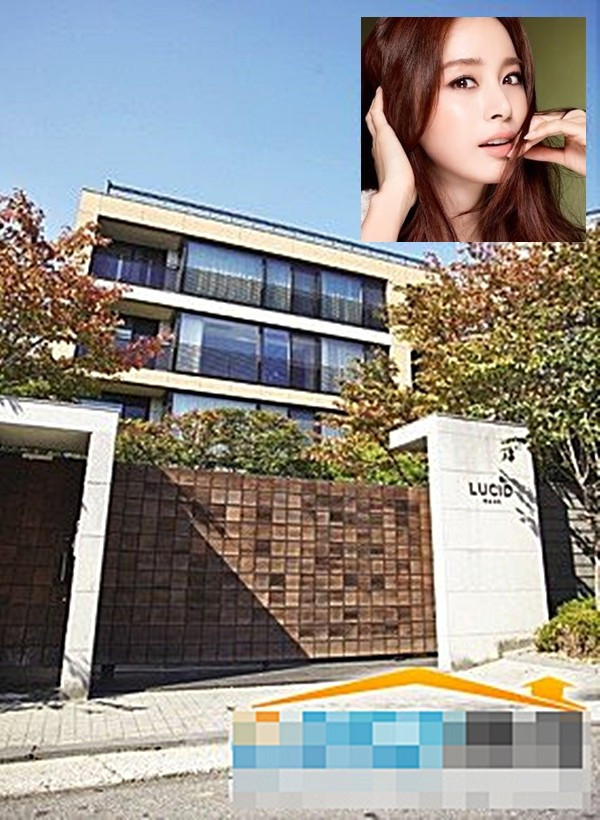 Trước đó, vào tháng 11/2009, Kim Tae Hee được cho là đã mua một căn biệt thự mini nằm đằng sau trường học Bongun.