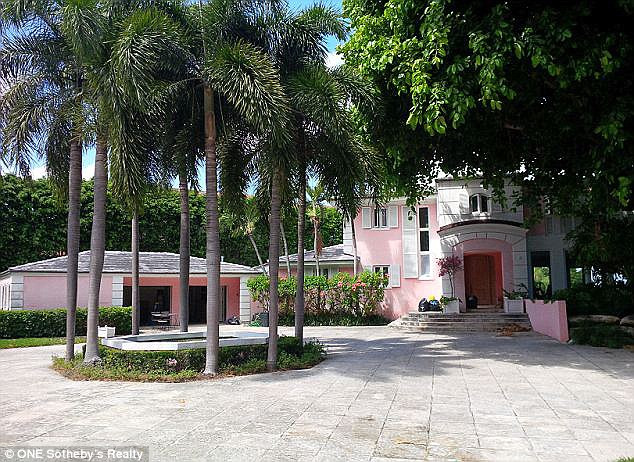 Biệt thự màu hồng có cầu tàu riêng vô cùng nổi bật nhìn ra vịnh Biscayne và đường chân trời Miami này.