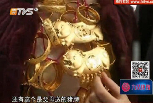 Những chiếc vòng có hình chú lợn là quà của bố mẹ, biểu tượng cho tương lai con đàn cháu đống.