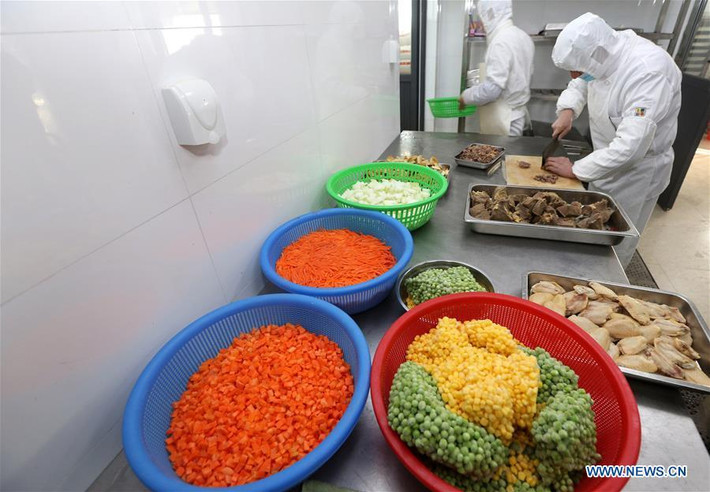 Vào dịp cận lễ Tết, số lượng hành khách tại sân bay Nam Thông tăng nhanh từng ngày và các nhân viên cung cấp thức ăn hàng không lại tất bật chuẩn bị các suất ăn trên máy bay.