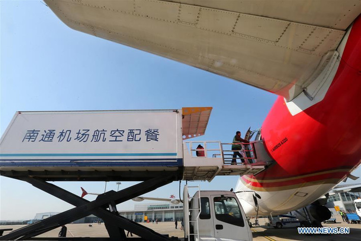 Sau khi chế biến xong các suất ăn, nhân viên đưa chúng lên máy bay phục vụ hành khách.