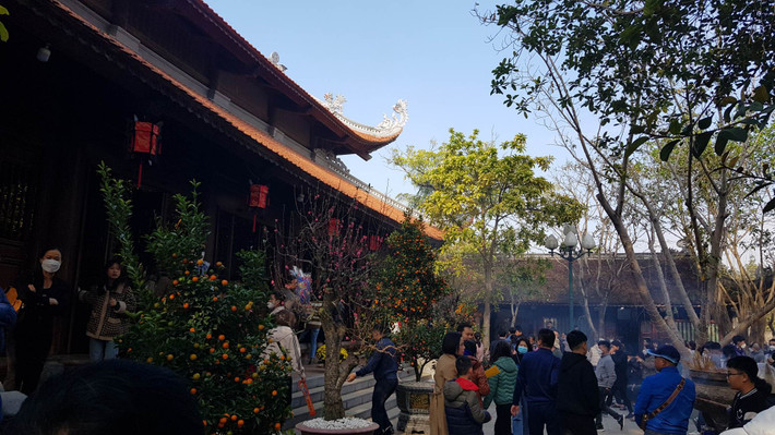 Đền Tranh được truyền tụng là ngôi đền linh thiêng nên nhiều du khách thập phương ở khắp nơi đổ về dâng hương, cầu lộc.